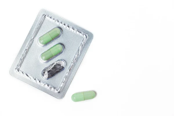 ヘルスケアと医療の概念のためのコピースペースと白の背景に緑のチレッタハーブカプセル — ストック写真