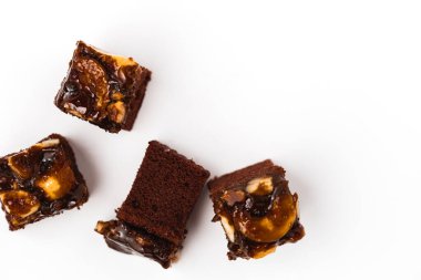 Pastane, yemek ve yeme konsepti için beyaz arka planda lezzetli karamel pastası.