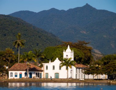 Nossa Sinyora das Dores Kilisesi, 1800 yılında deniz tarafından inşa edildi. Arka planda Atlantik ormanlarıyla kaplı dağlar. Paraty, Rio de Janeiro Eyaleti, Brezilya