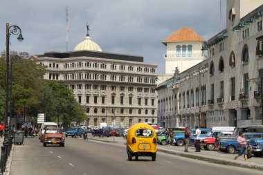 Del Puerto Bulvarı, tekne terminali ve Eski Havana Meydanı 'nın yanında.