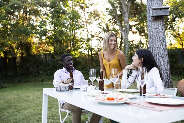 Anfitrião Que Serve Comida Num Jantar Verão Jardim — Fotografia de Stock