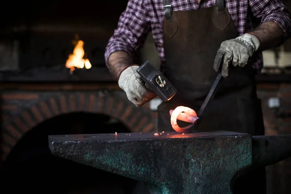 Gros Plan Forgeron Travaillant Avec Marteau Enclume Dans Son Atelier — Photo