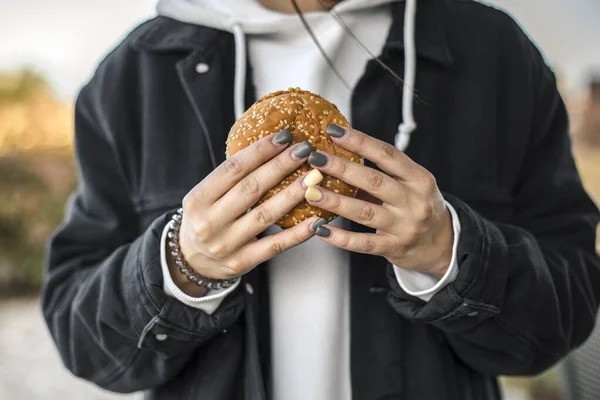 Hände Einer Jungen Frau Mit Lackierten Nägeln Die Eine Hamburger — Stockfoto