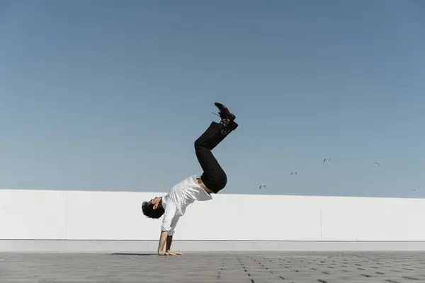 Artist Practising Roof Terrace — Stock Photo, Image