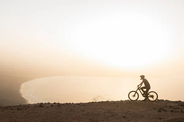 Spanje Lanzarote Mountainbiker Reis Aan Kust Bij Zonsondergang Genietend Van — Stockfoto