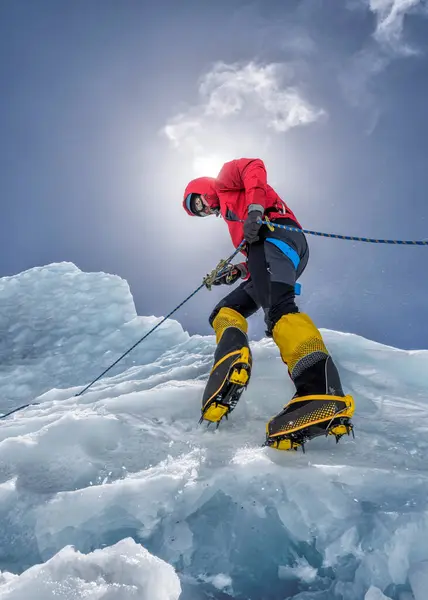 ネパール ソロクムブ エベレスト 氷上に登る登山家 — ストック写真