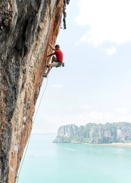 Thailand Krabi Thaiwand Wall Man Climbing Rock Wall Sea — Stock Photo, Image