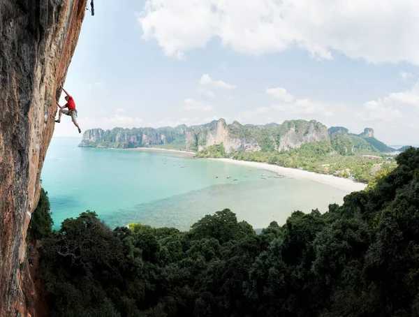 Tailândia Krabi Thaiwand Parede Homem Escalando Parede Rocha Acima Mar — Fotografia de Stock