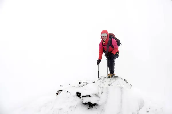 Scotland Glen Spean Žena Leze Východní Hřeben Beinn Caorainn Zimě — Stock fotografie