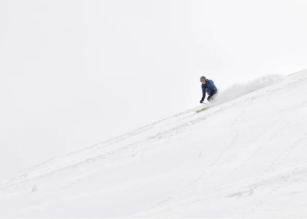 Georgia Kaukasus Gudauri Man Een Skitour Bergafwaarts — Stockfoto