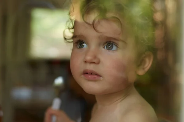 Портрет Маленькой Девочки Окном Поедающей — стоковое фото