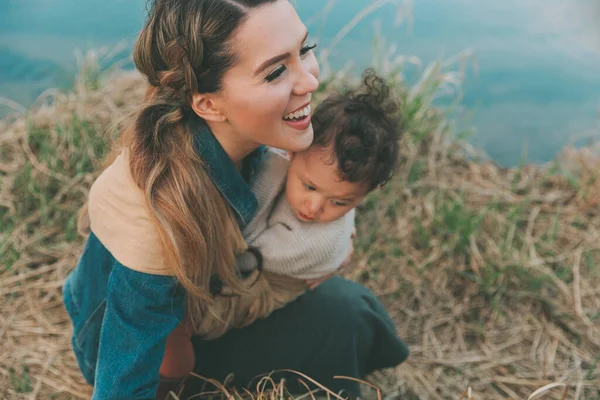 Mère Tenant Petite Fille Affectueusement Dans Nature — Photo