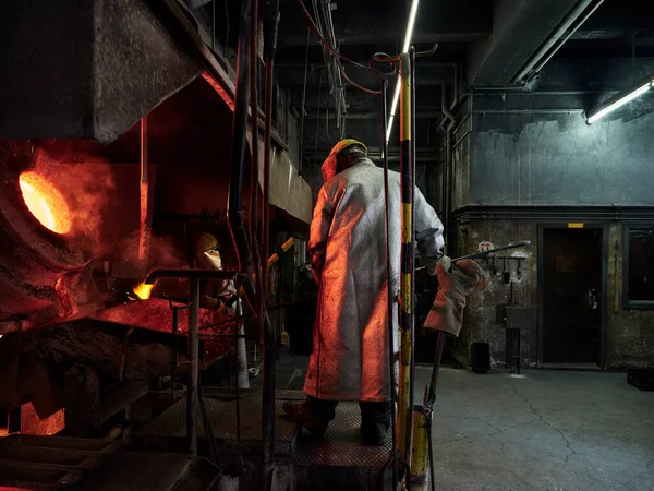 Industria Operaio Forno Durante Fusione Del Rame Indossando Una Tuta — Foto Stock