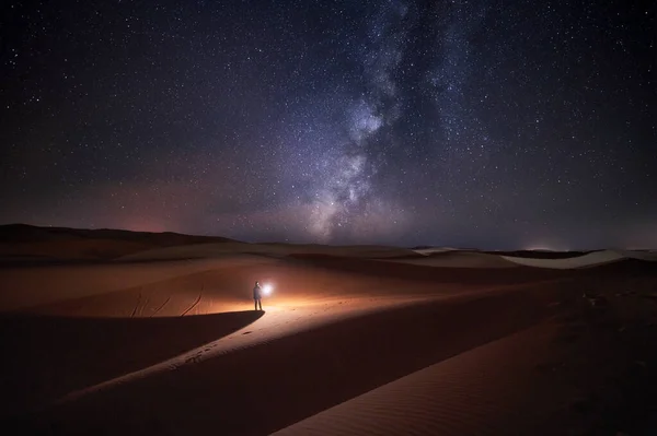 Marocco Uomo Con Luce Notte Nel Deserto Merzouga — Foto Stock