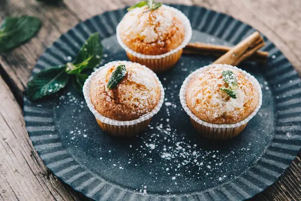 Muffin Fatti Casa Con Cannella Menta Sul Piatto — Foto Stock