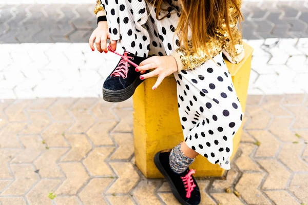 Девушка Сидящая Боларде Завязывающая Обувь Частичный Вид — стоковое фото
