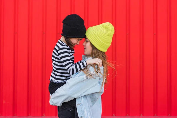 Teenage Girl Head Head Her Younger Sister — Stock Photo, Image