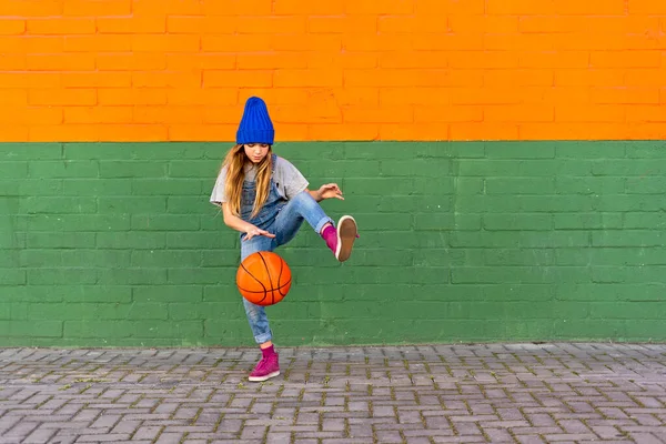 Junges Mädchen Spielt Basketball Dribbelt Und Hebt Bein — Stockfoto