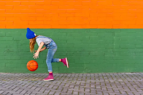 Junges Mädchen Spielt Basketball Dribbelt — Stockfoto