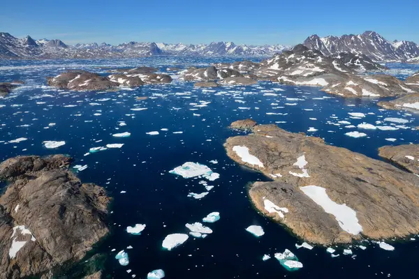 グリーンランド 東グリーンランド アンマサマリク島とフィヨルドの空の景色 — ストック写真