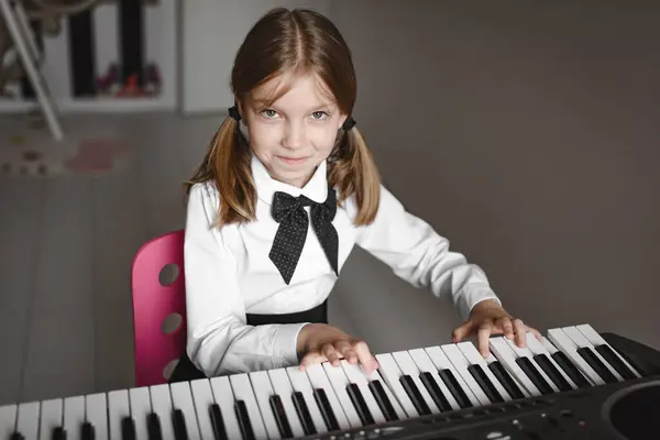 Portrait Smiling Girl Playing Synthesizer — Stock Photo, Image
