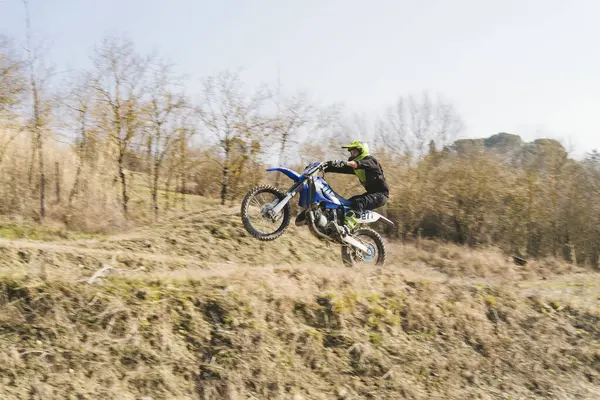 Conductor Motocross Montando Circuito Haciendo Wheelie —  Fotos de Stock