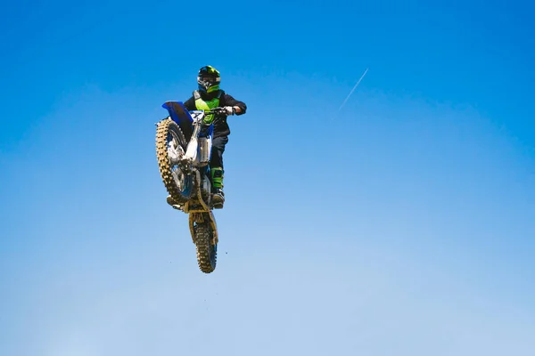 Conductor Motocross Saltando Cielo Azul —  Fotos de Stock