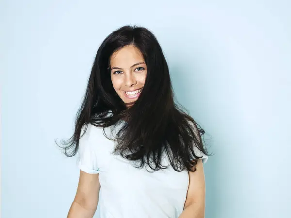 Portrét Mladé Ženy Černými Vlasy Světle Modré Pozadí — Stock fotografie