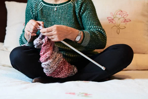 Primer Plano Mujer Bordando Sentado Cama Casa — Foto de Stock