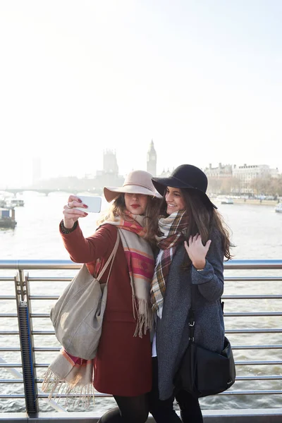 Reino Unido Londres Duas Mulheres Tirando Uma Selfie Millennium Bridge — Fotografia de Stock
