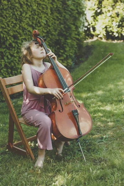 Uma Menina Tocando Violoncelo Com Olhos Fechados Jardim — Fotografia de Stock