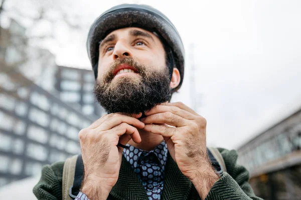 Portret Mężczyzny Zakładającego Kask Rowerowy Mieście — Zdjęcie stockowe