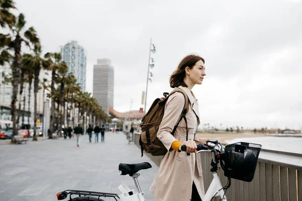 Γυναίκα Bike Κάνει Ένα Διάλειμμα Στην Παραλία Περιπάτου — Φωτογραφία Αρχείου