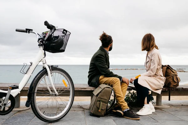 Par Sitter Bänk Vid Strandpromenaden Bredvid Bike Tittar Havet — Stockfoto