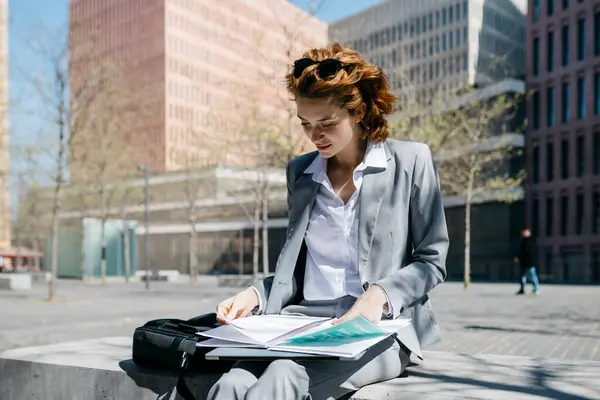 Joven Empresaria Leyendo Documentos Sentada Banco Ciudad Día Soleado — Foto de Stock