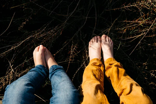 Pés Menina Seu Irmão Mais Velho Natureza Close — Fotografia de Stock