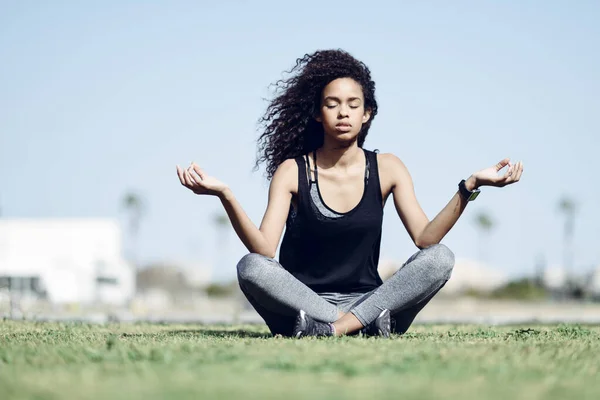 Mujer Joven Deportiva Haciendo Yoga Césped —  Fotos de Stock