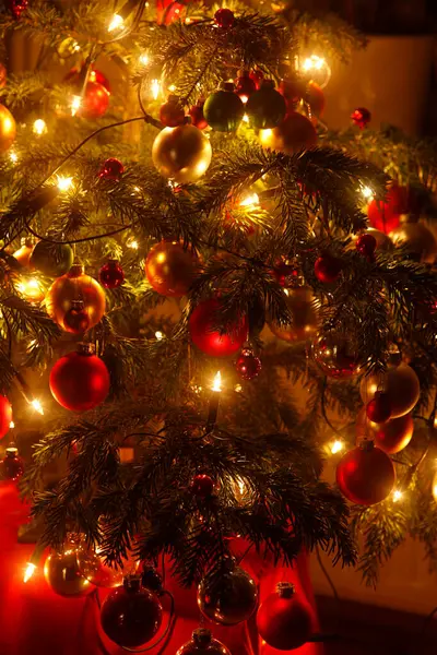 Рождественская Елка Рождественскими Безделушками Светлыми Цепями Частичный Вид — стоковое фото