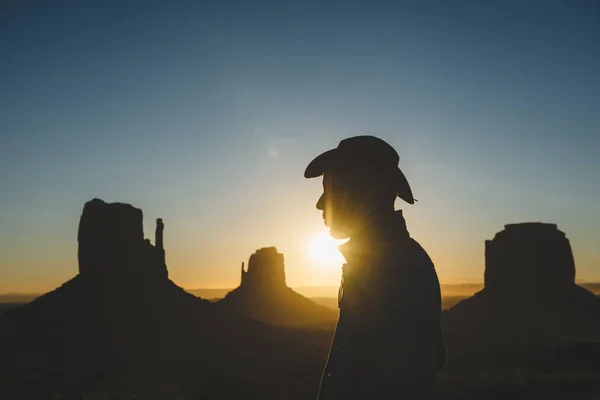 Estados Unidos Utah Monument Valley Silueta Del Hombre Con Sombrero — Foto de Stock