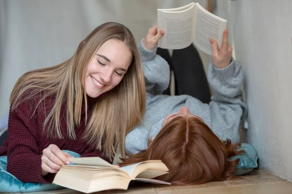 Двоє Друзів Лежать Пліч Пліч Підлозі Читають Книги — стокове фото