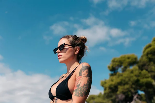 Spanje Mallorca Portret Van Een Getatoeëerde Vrouw Zwarte Bikini Zonnebril — Stockfoto