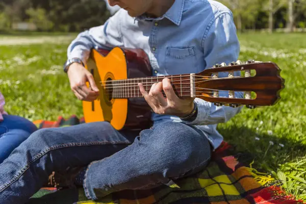 Jongeman Die Gitaar Speelt Een Park — Stockfoto