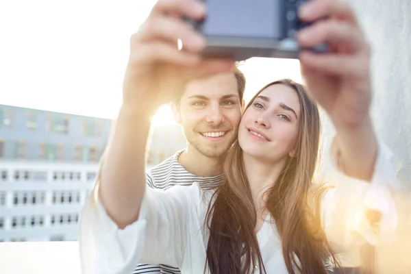 Sorrindo Jovem Casal Tomando Uma Selfie Livre — Fotografia de Stock