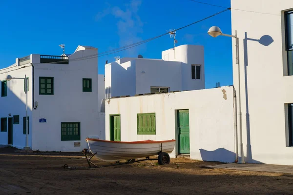 Spanien Kanarische Inseln Lanzarote Caleta Famara Boot Vor Wohnhaus — Stockfoto