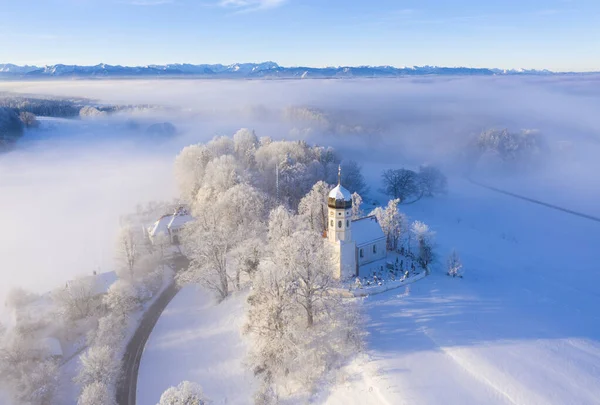 Niemcy Bawaria Holzhausen Nad Jeziorem Starnberg Mglisty Zimowy Krajobraz Kościołem — Zdjęcie stockowe