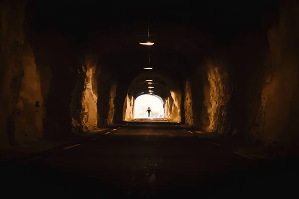 Norvège Îles Lofoten Maervoll Silhouette Homme Bout Tunnel — Photo