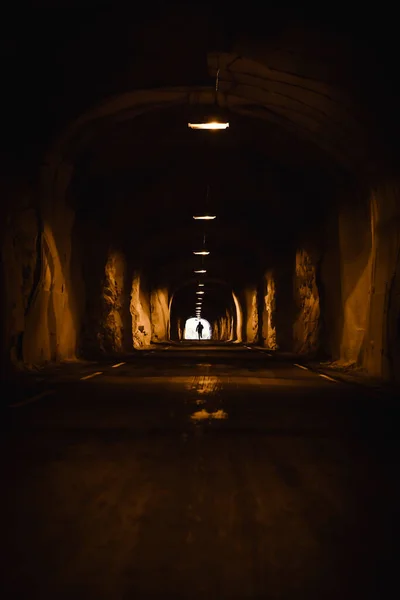 Noruega Ilhas Lofoten Maervoll Silhueta Homem Túnel — Fotografia de Stock