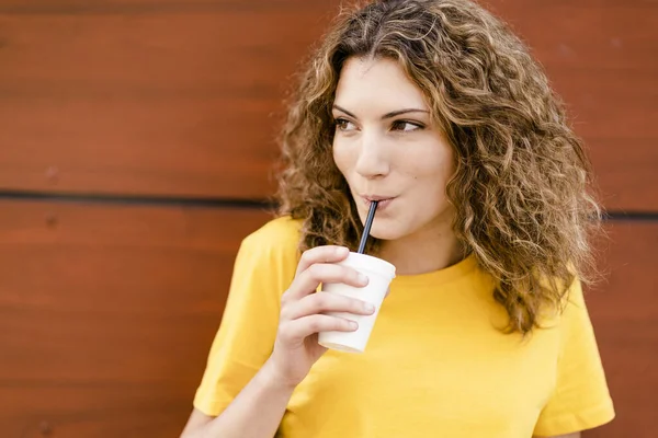 Mujer Joven Bebiendo Taza Desechable Mirando Hacia Los Lados — Foto de Stock