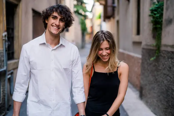 Feliz Joven Pareja Caminando Por Ciudad —  Fotos de Stock