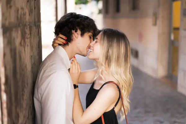 愛情若いですカップル接吻で街 — ストック写真